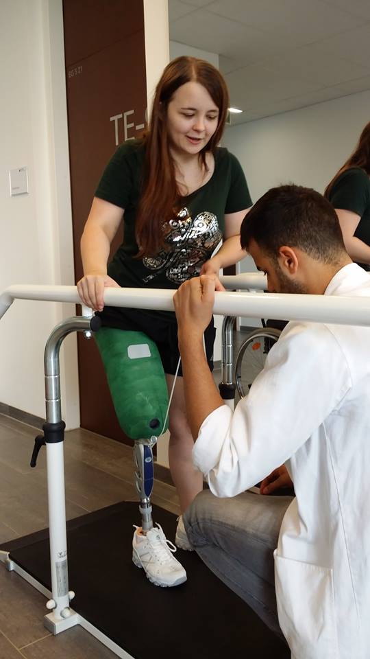 Oberschenkelprothesenanpassung