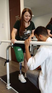 Oberschenkelprothesenanpassung