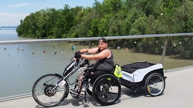 Amputierter Anwender mit Handbike