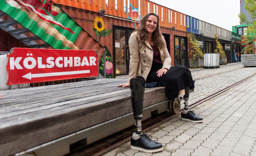 Anwenderin mit Beinprothese