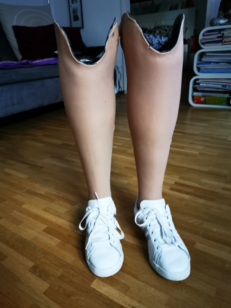 2 Beinprothesen mit kosmetischem Überzug mit hautfarbenem Silikon- Perspektivenwechsel mit Prothesen