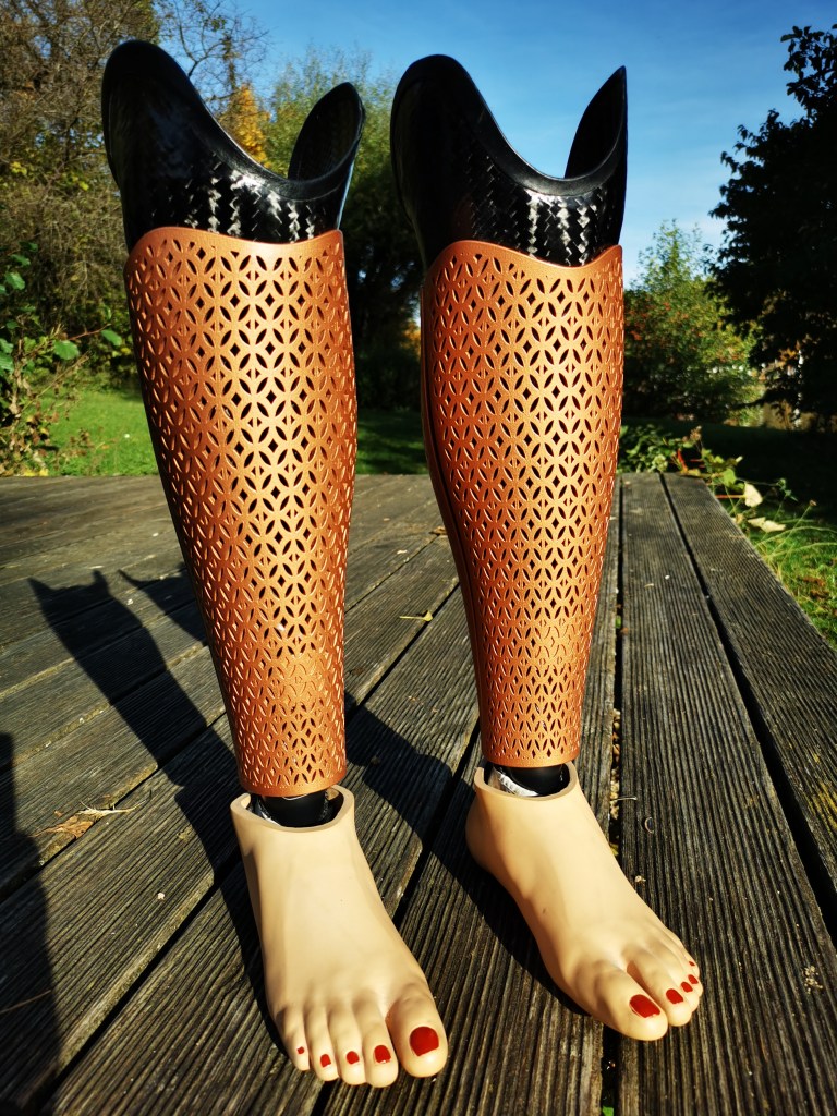 2 Beinprothesen mit Cover im Cutout Design auf beiden Seiten in rosegold - Perspektivenwechsel mit Prothesen